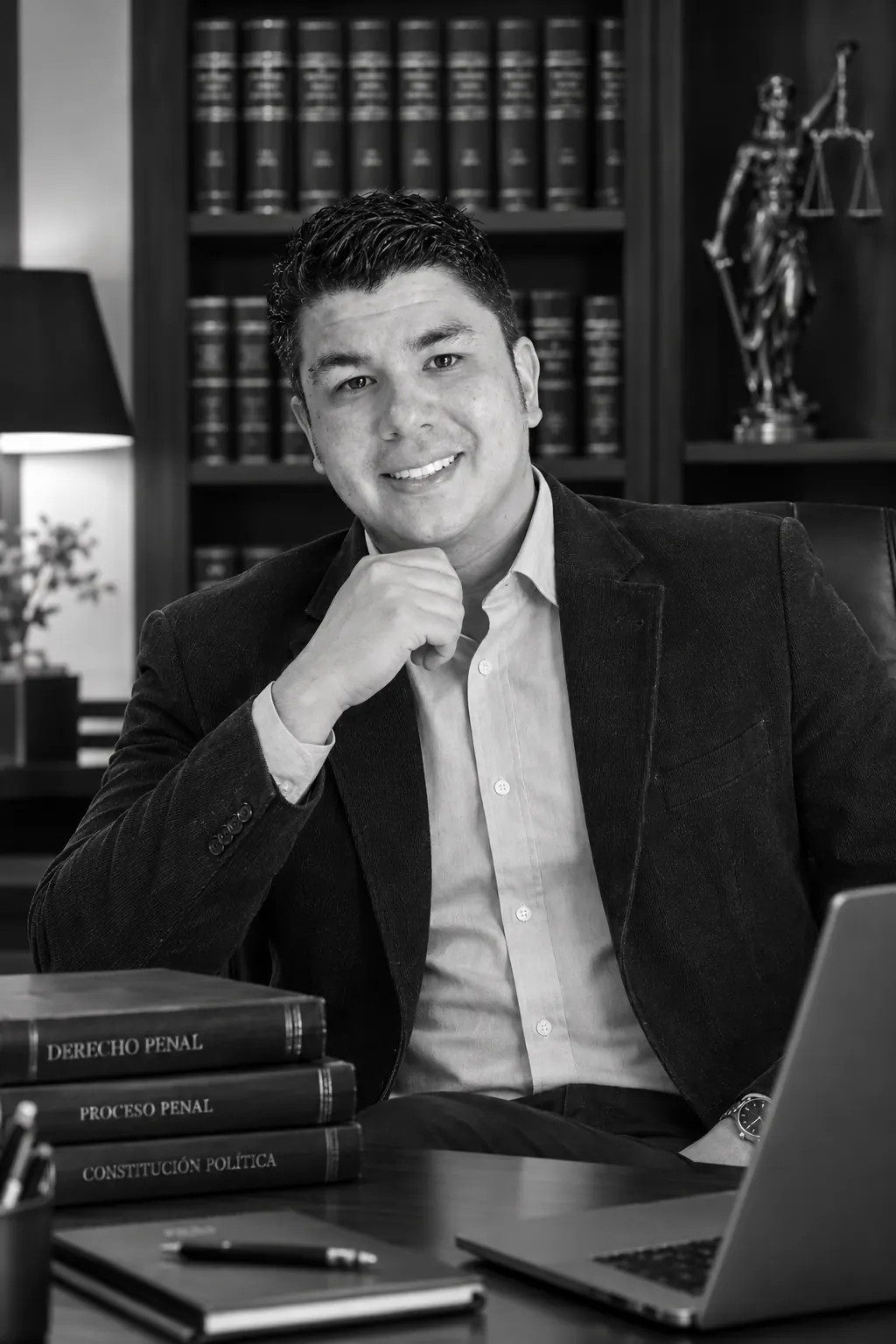 Jhon Sebastián Calvo Villegas, abogado penalista en Cali, en su oficina